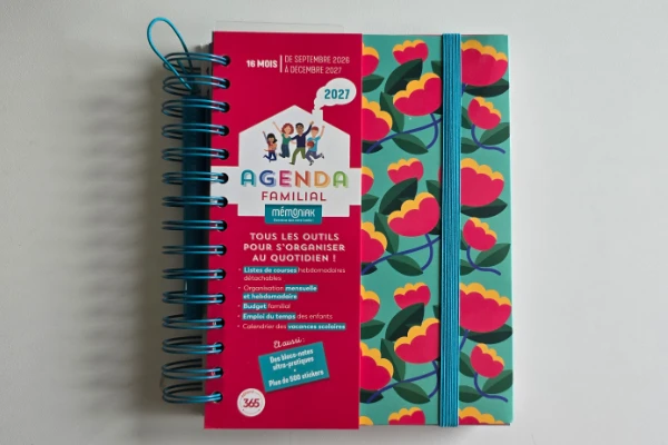 Couverture de l’agenda familial Mémoniak 2026-2027 utilisé pour organiser la vie de famille