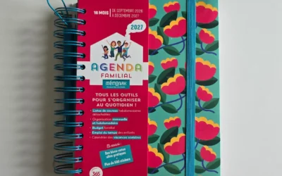 Agenda familial Mémoniak 2026-2027 fermé, avec spirale bleue et couverture fleurie